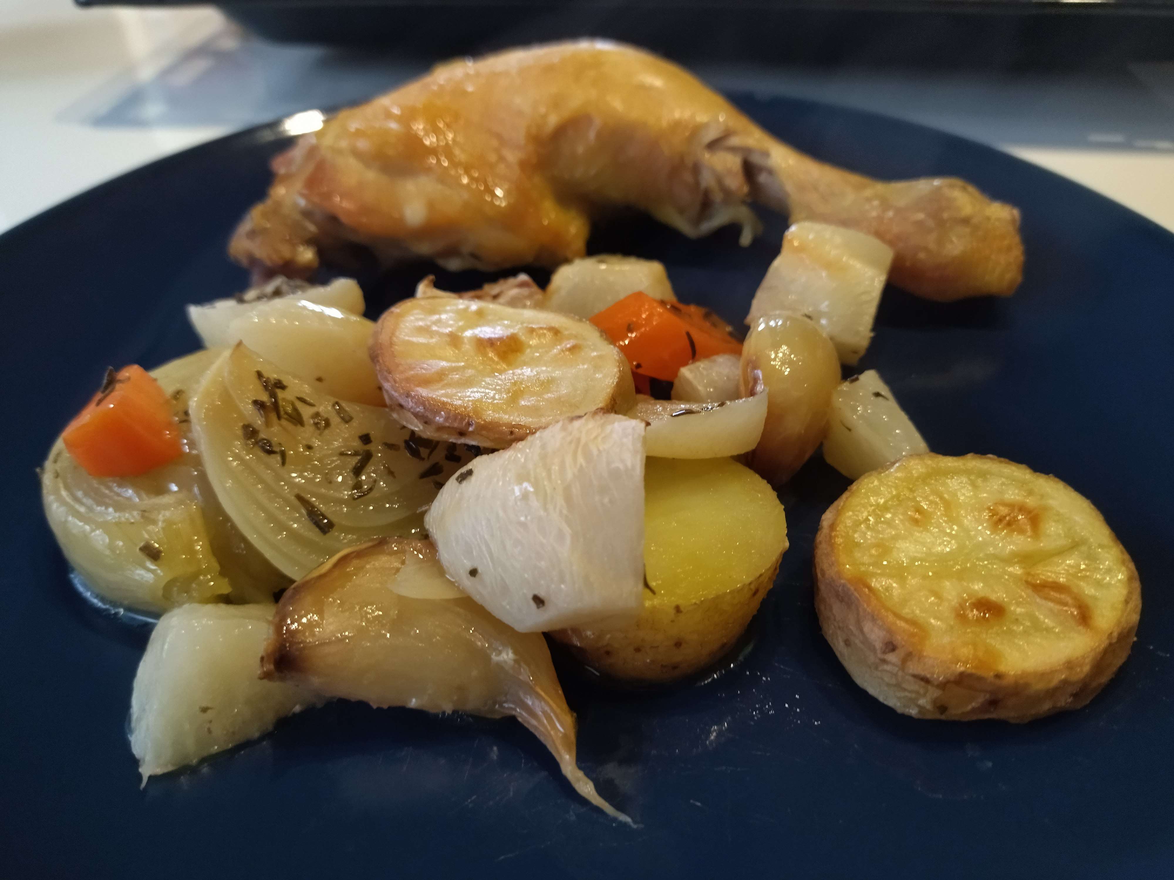 Cuisses de poulet rôties avec navets, carottes et pommes de terre