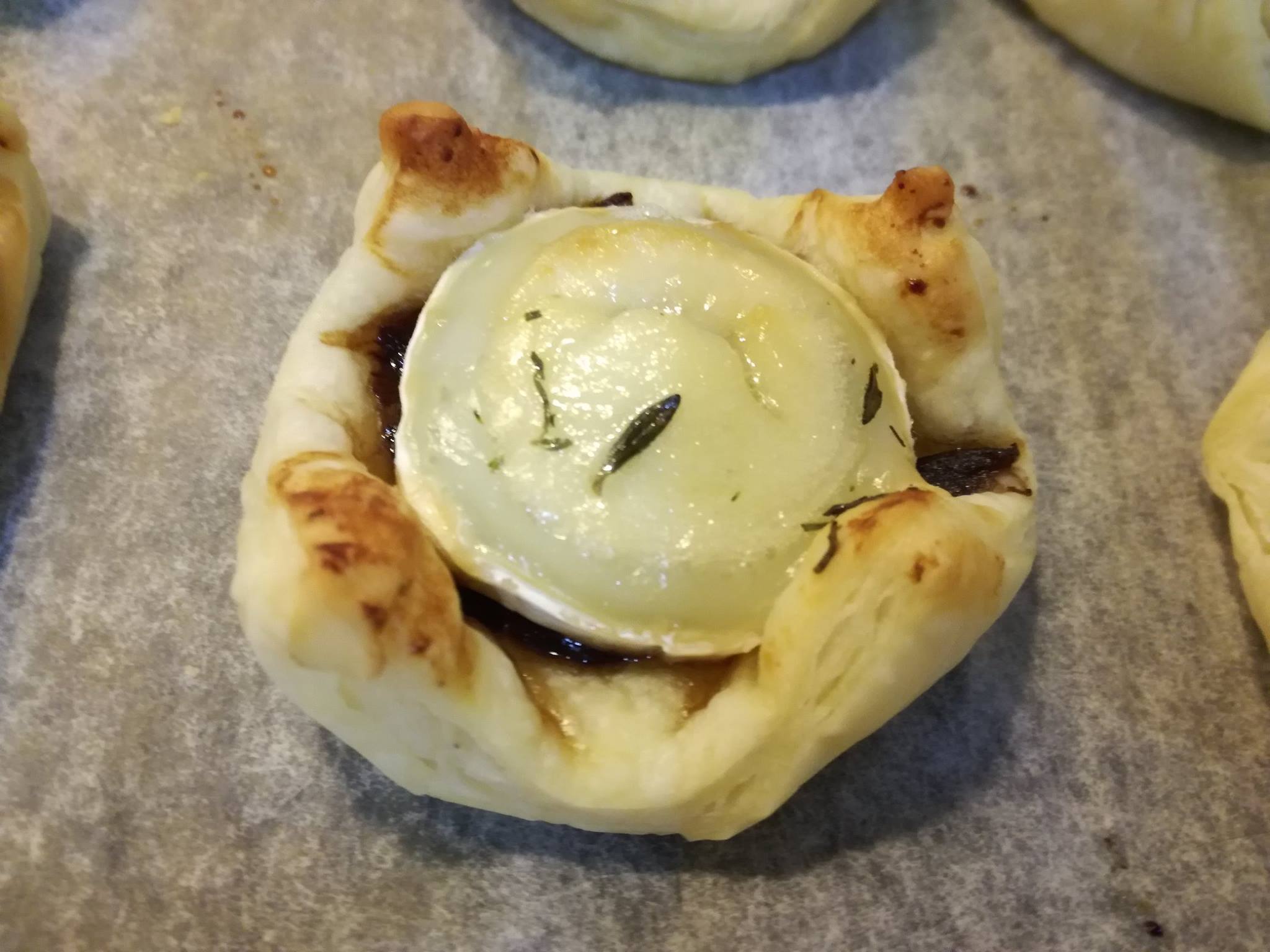 Feuilletés au fromage de chèvre et confit d'oignons