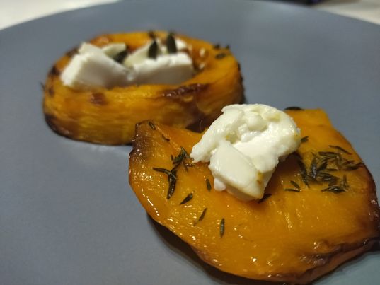 Rondelles de butternut au fromage de chèvre et au miel