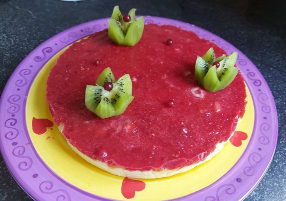 Bavarois sur génoise à la mangue avec coulis de fruits rouges