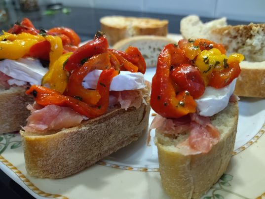 Bruschetta aux  poivrons grillés et fromage de chèvre