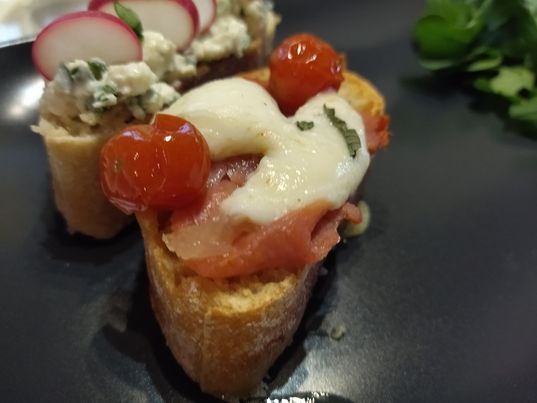 Bruschetta tomates séchées et mozzarella