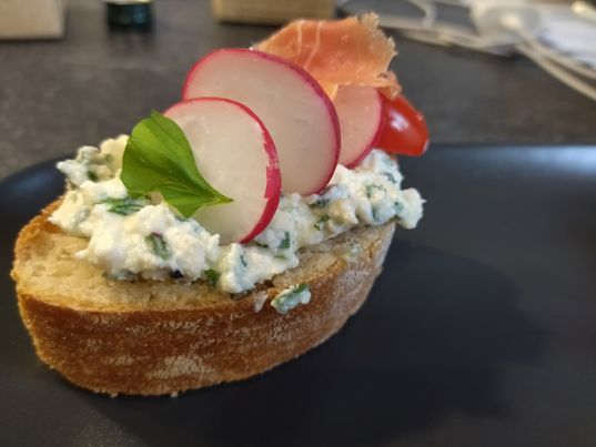 Tartines au jambon sec, ricotta aux herbes, légumes croquants