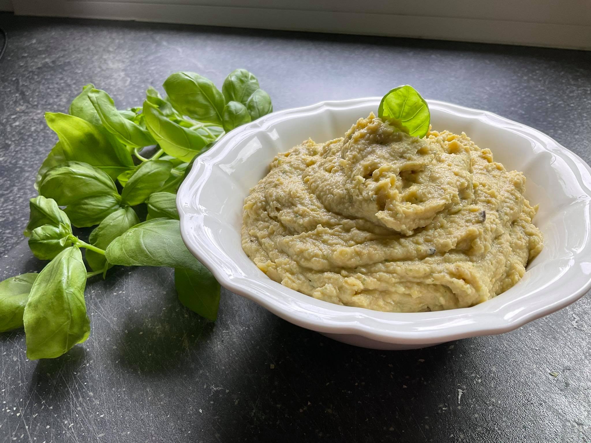 Houmous au basilic