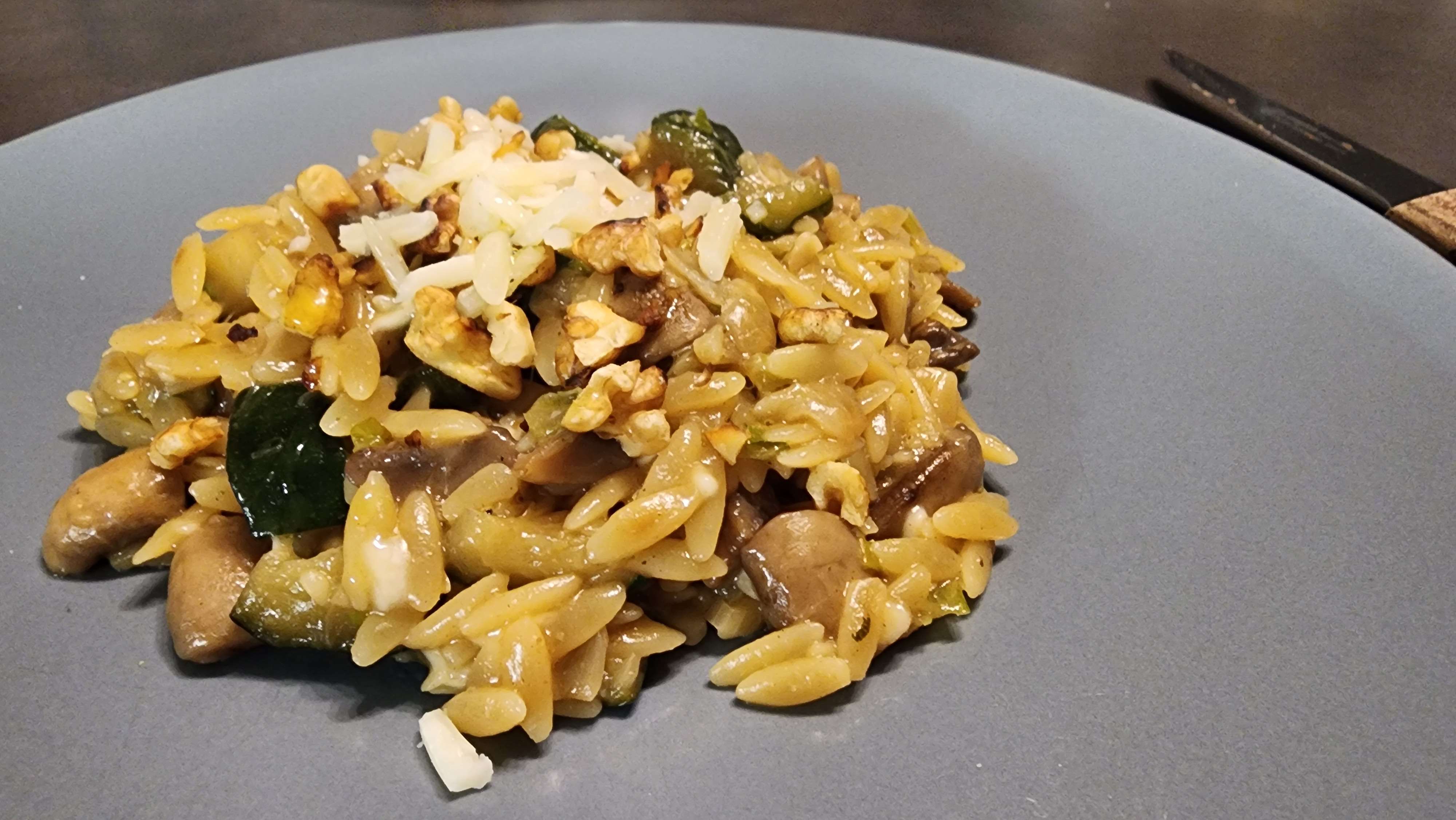 Risotto d'orzo aux champignons et courgettes