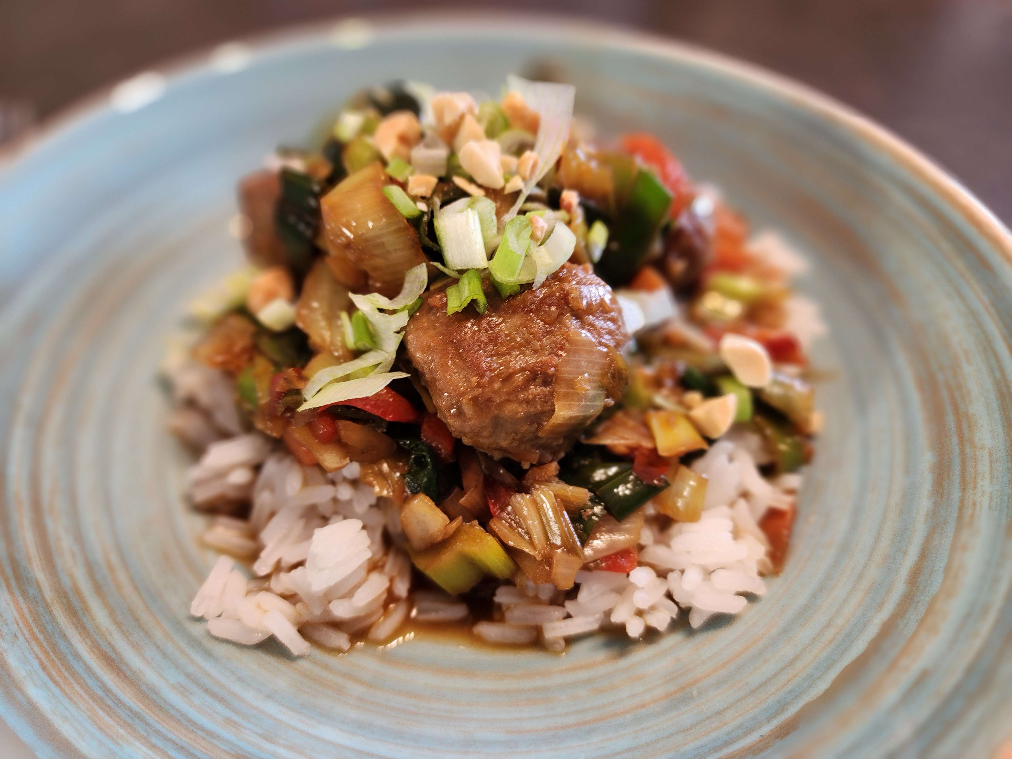 Boulettes de porc sauce teriyaki et légumes sautés