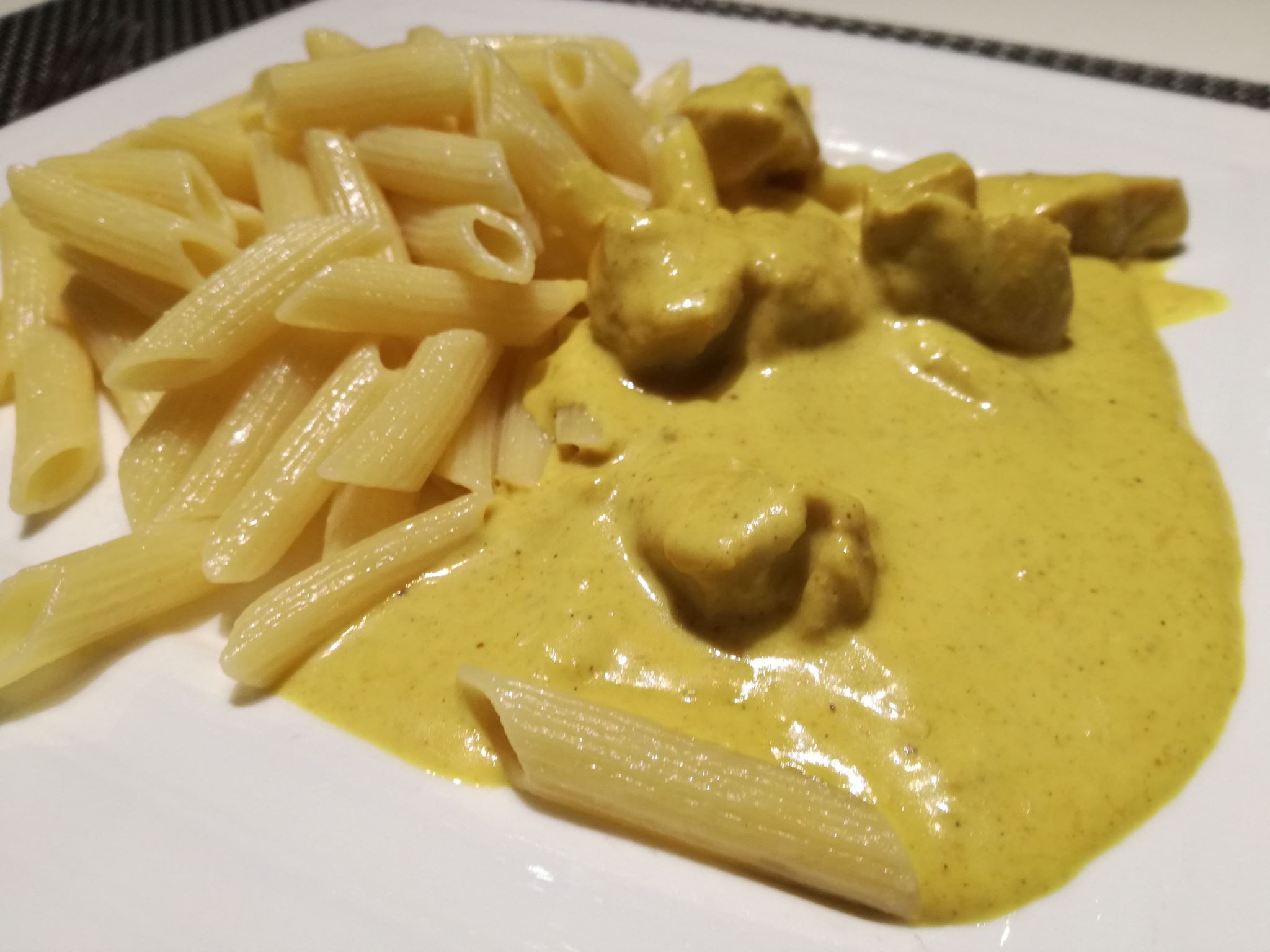 Dés de poulet au curcuma et curry